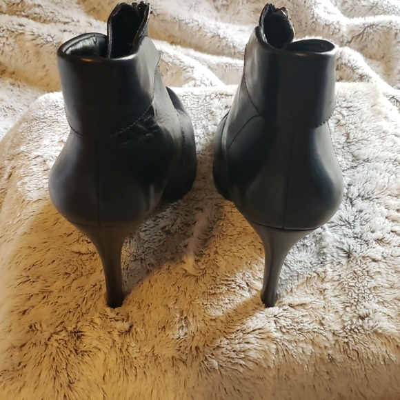 B. MAKOWSKY bootie style heels! - Picture 3 of 6